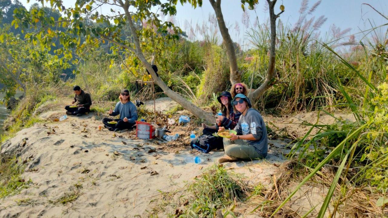 Hotel Tiger Tops Sauraha Eksteriør bilde