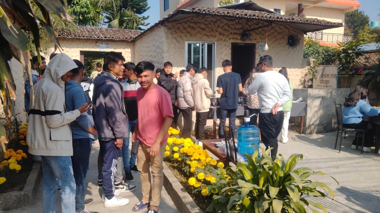 Hotel Tiger Tops Sauraha Eksteriør bilde