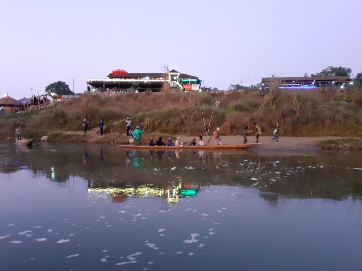 Hotel Tiger Tops Sauraha Eksteriør bilde